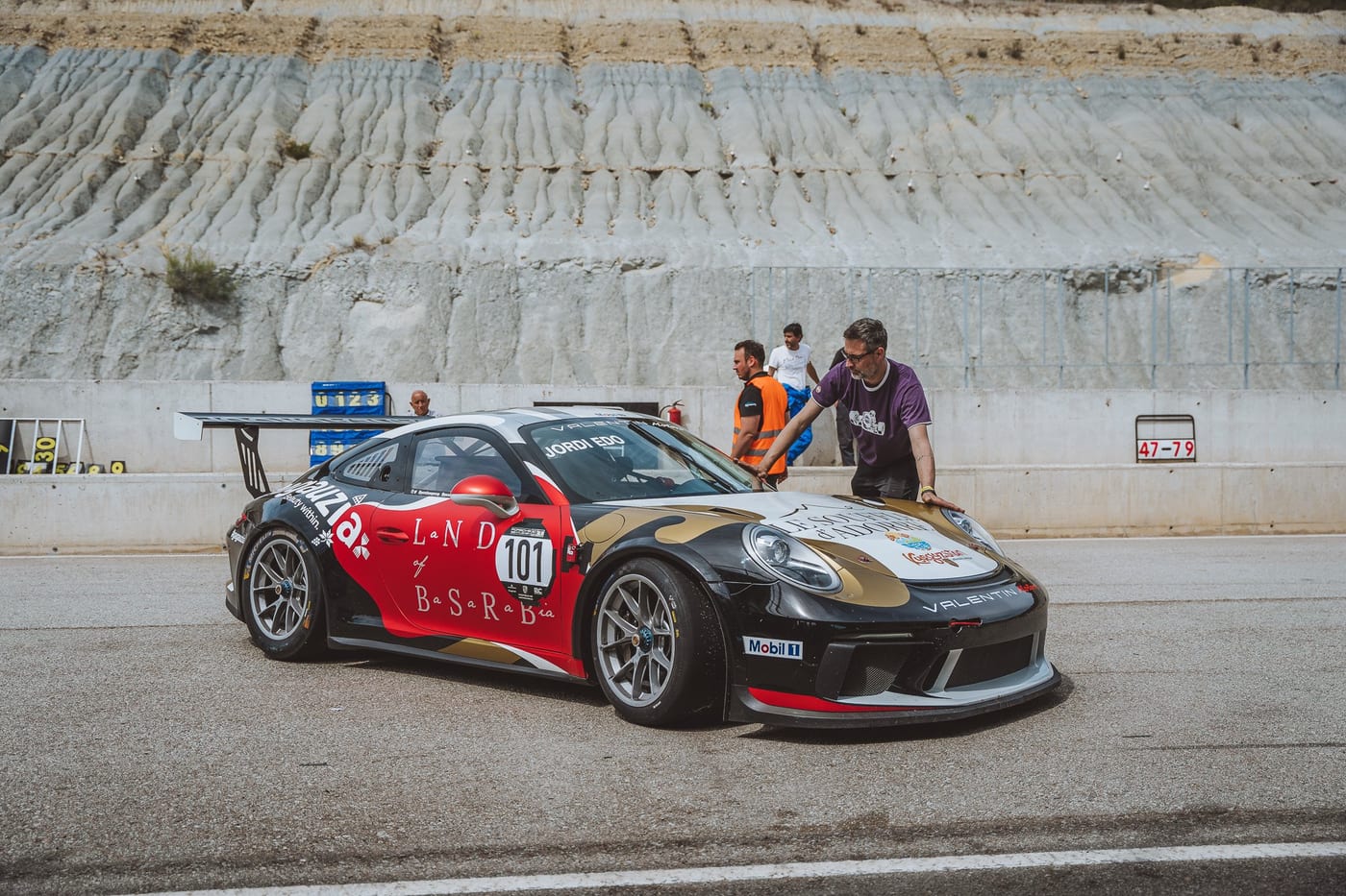 El 991 Cup detenido en pista mientras dos personas se acercan al coche