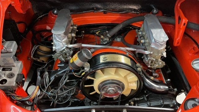 El motor 2.2 del 911 serie F ya instalado, con los carburadores y el cableado