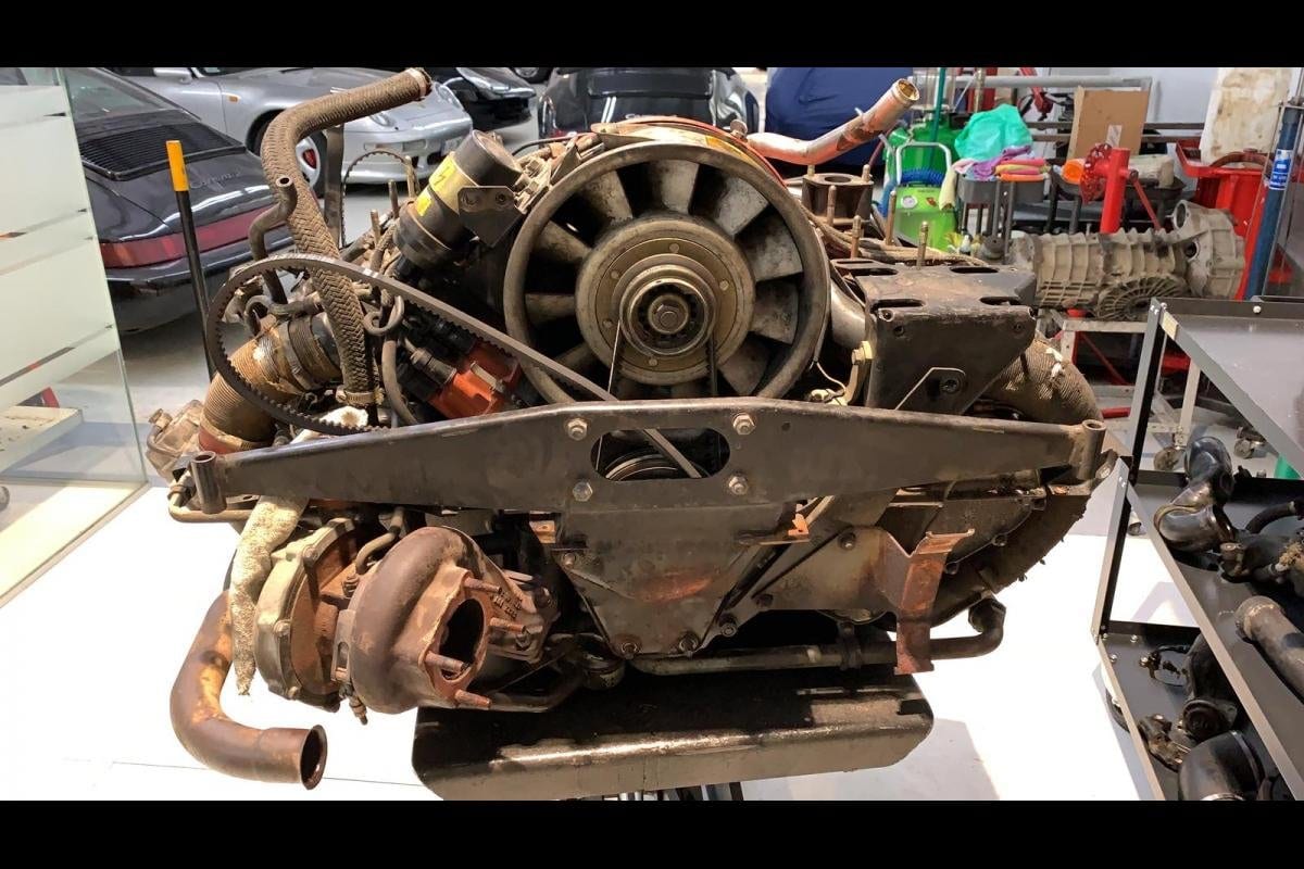 Le moteur de la 930 Turbo, échappement rouillé et turbine à nu