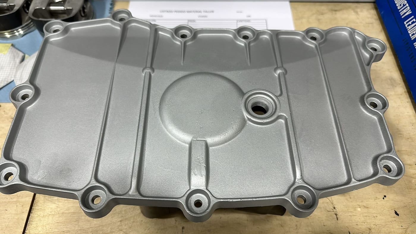 Cárter de aceite del M96 limpio, sobre la hoja de mediciones del motor