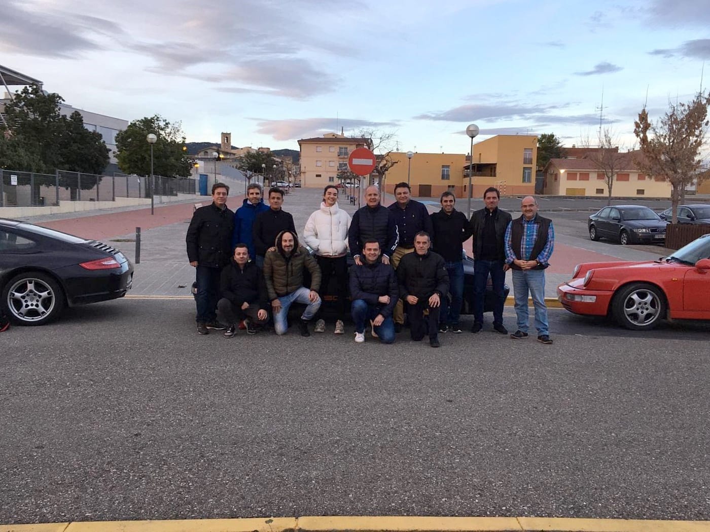 Foto de grup del III Endurance al capvespre, entre un 997 negre i un 964 Cabriolet vermell