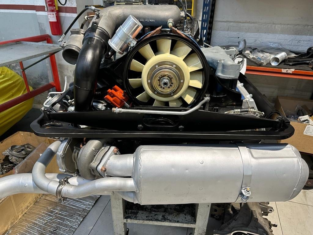 Le moteur de la 930 Turbo sur son berceau, avec l'échappement et le silencieux