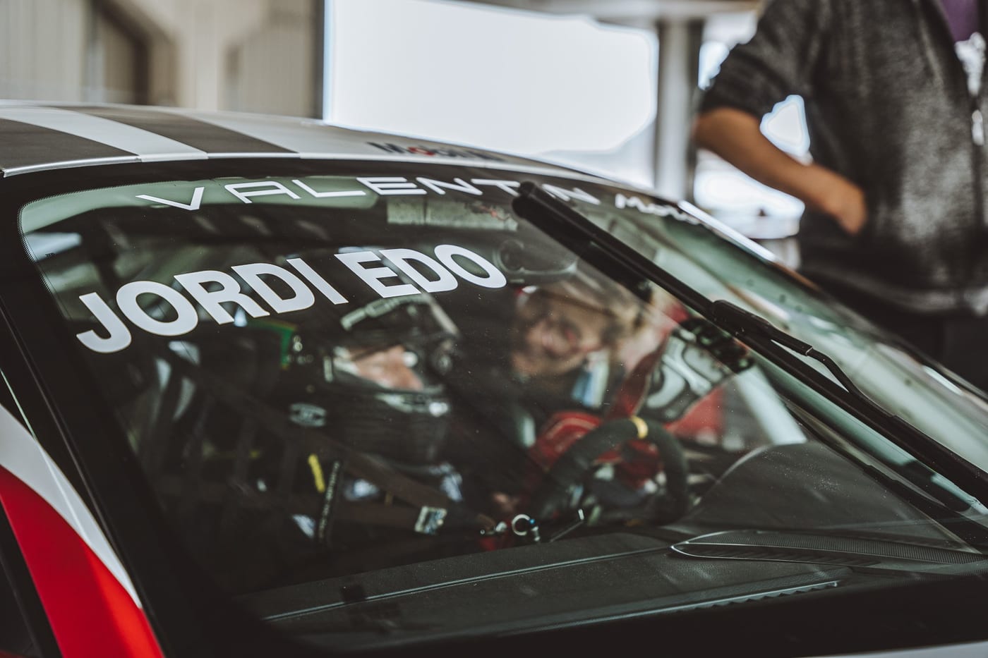 El parabrisas del 991 Cup con el nombre de Jordi Edo y el piloto dentro