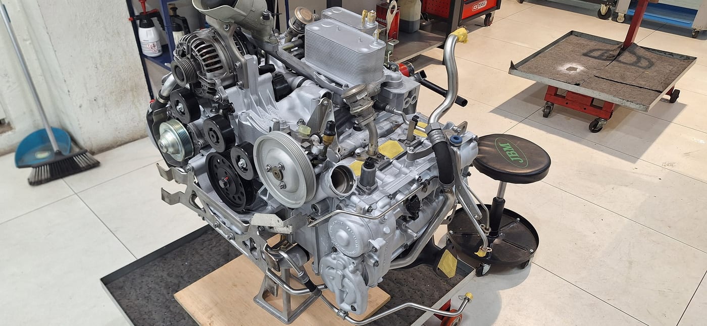 El motor del 997.1 Turbo muntat, amb les politges i la distribució a la vista