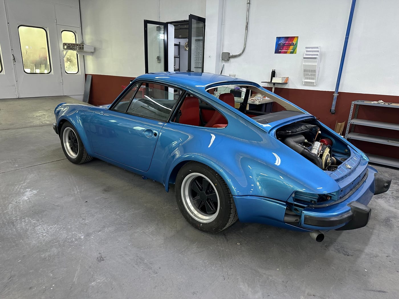 La 930 Turbo bleue terminée à l'atelier, trois quarts arrière
