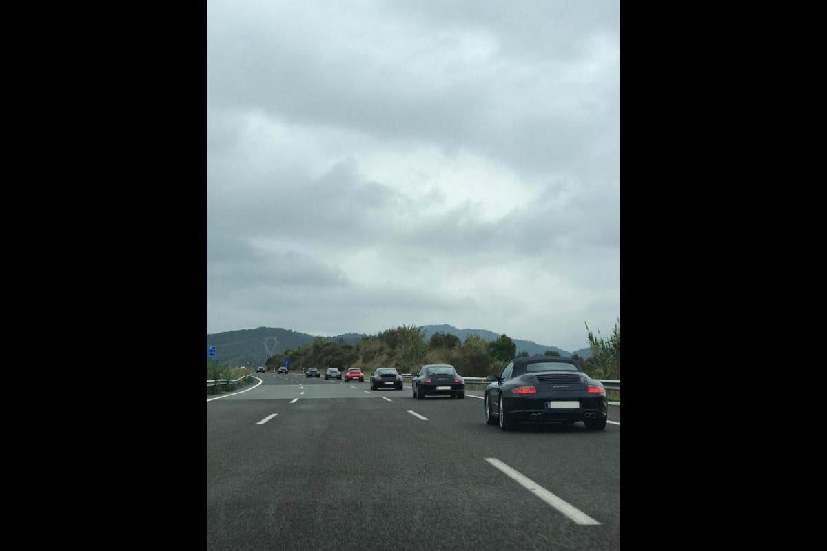 La caravana del VI Endurance per autovia sota un cel cobert