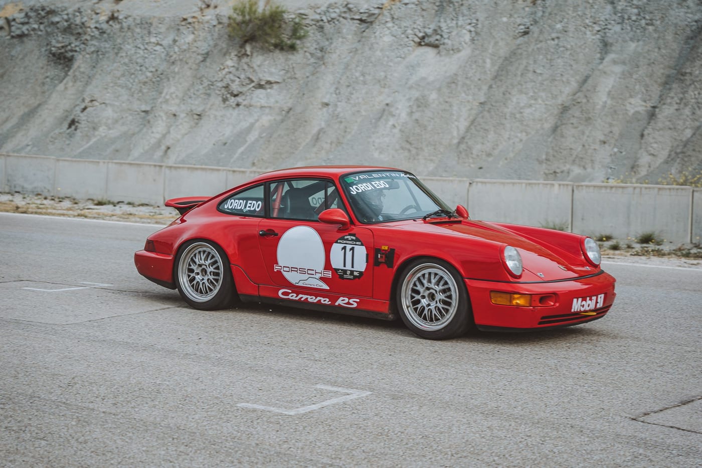 El 964 Carrera RS número 11 de Jordi Edo, de perfil en el pit lane
