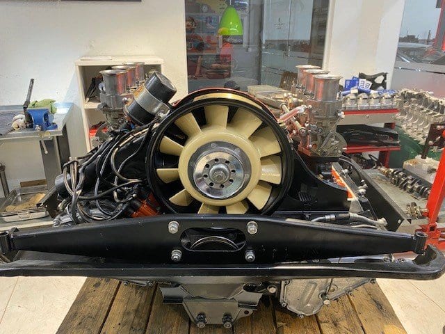 Motor bóxer con carburadores y turbina de refrigeración, sobre el palé