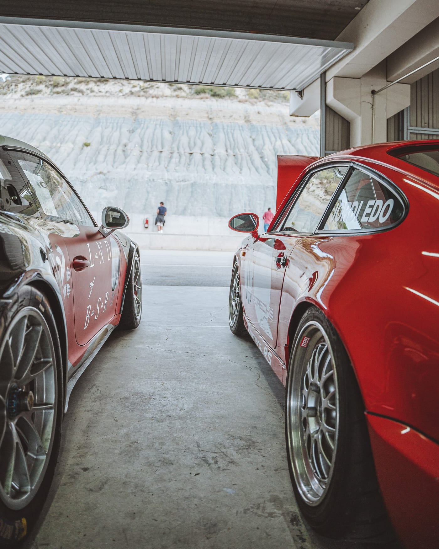Dos Porsche de competición en el box, con el 964 RS rojo a la derecha