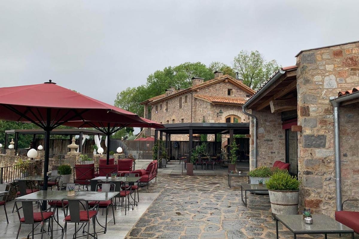 Masia de pedra on va parar el VI Endurance, amb la terrassa buida després de la pluja