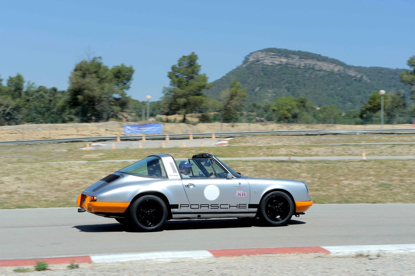 Un 911 Targa plata amb franja taronja roda al circuit de Castellolí