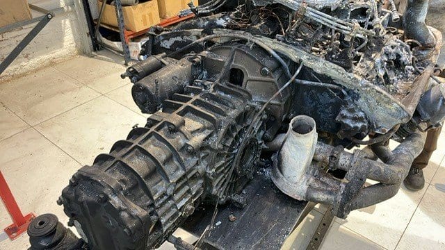 La caja de cambios del 930 Turbo con restos de hollín, tras el incendio