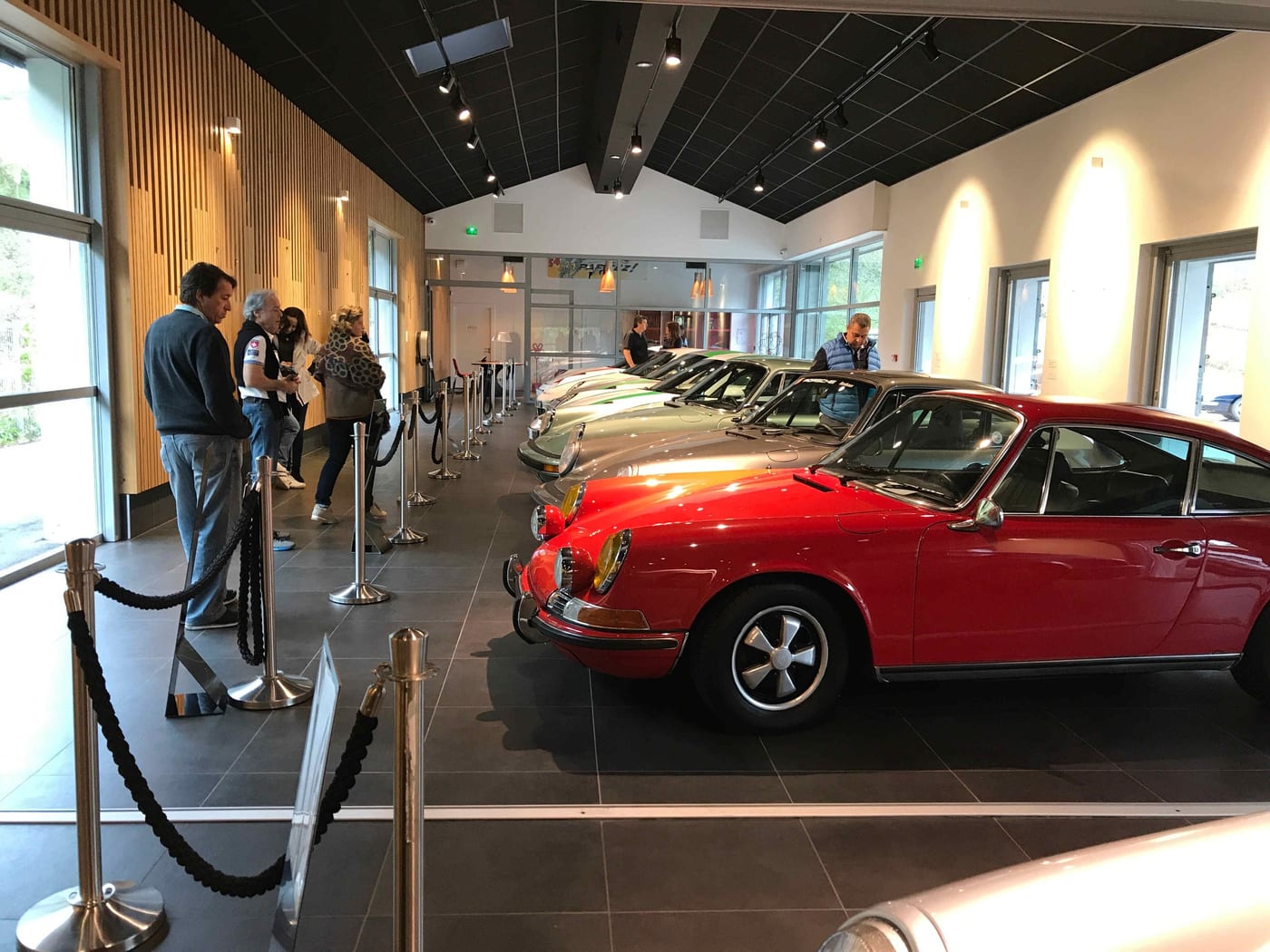 Visita a una col·lecció privada durant el Winter Ride 2017, amb un 911 vermell en primer pla