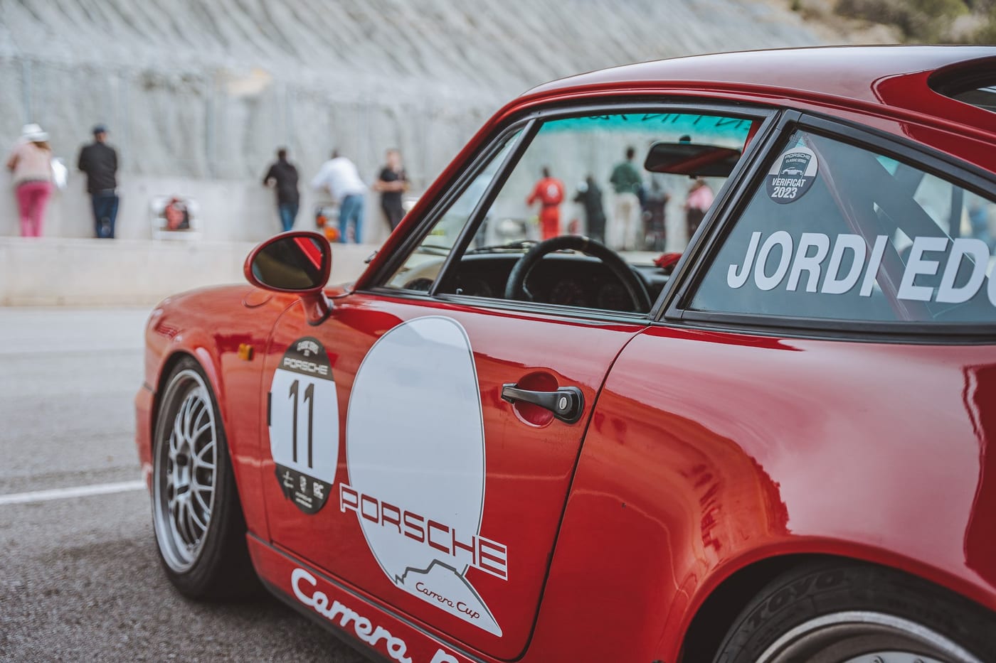 Detalle del flanco del 964 Carrera RS con el dorsal 11 y el nombre del piloto