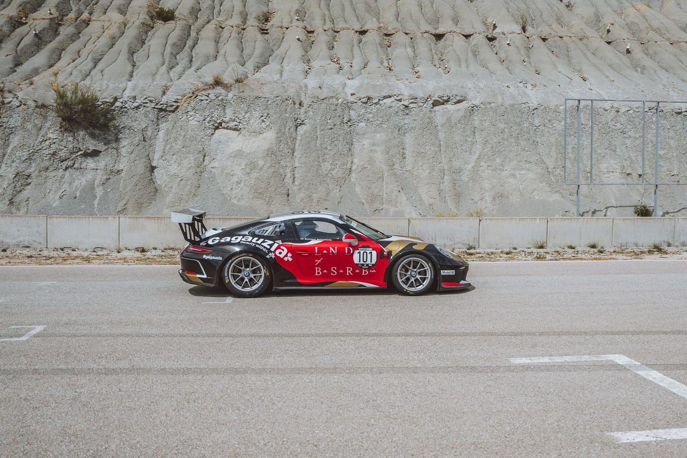 El 991 Cup en pista con el talud de roca calcárea al fondo
