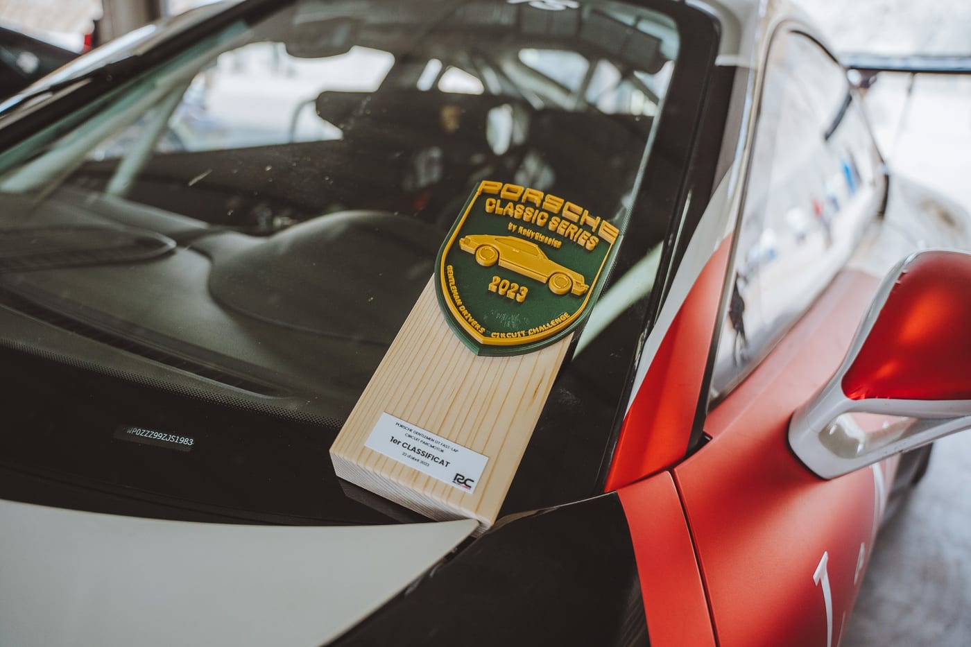 El trofeo de la Porsche Classic Series 2023 junto al 991 Cup, al terminar la jornada