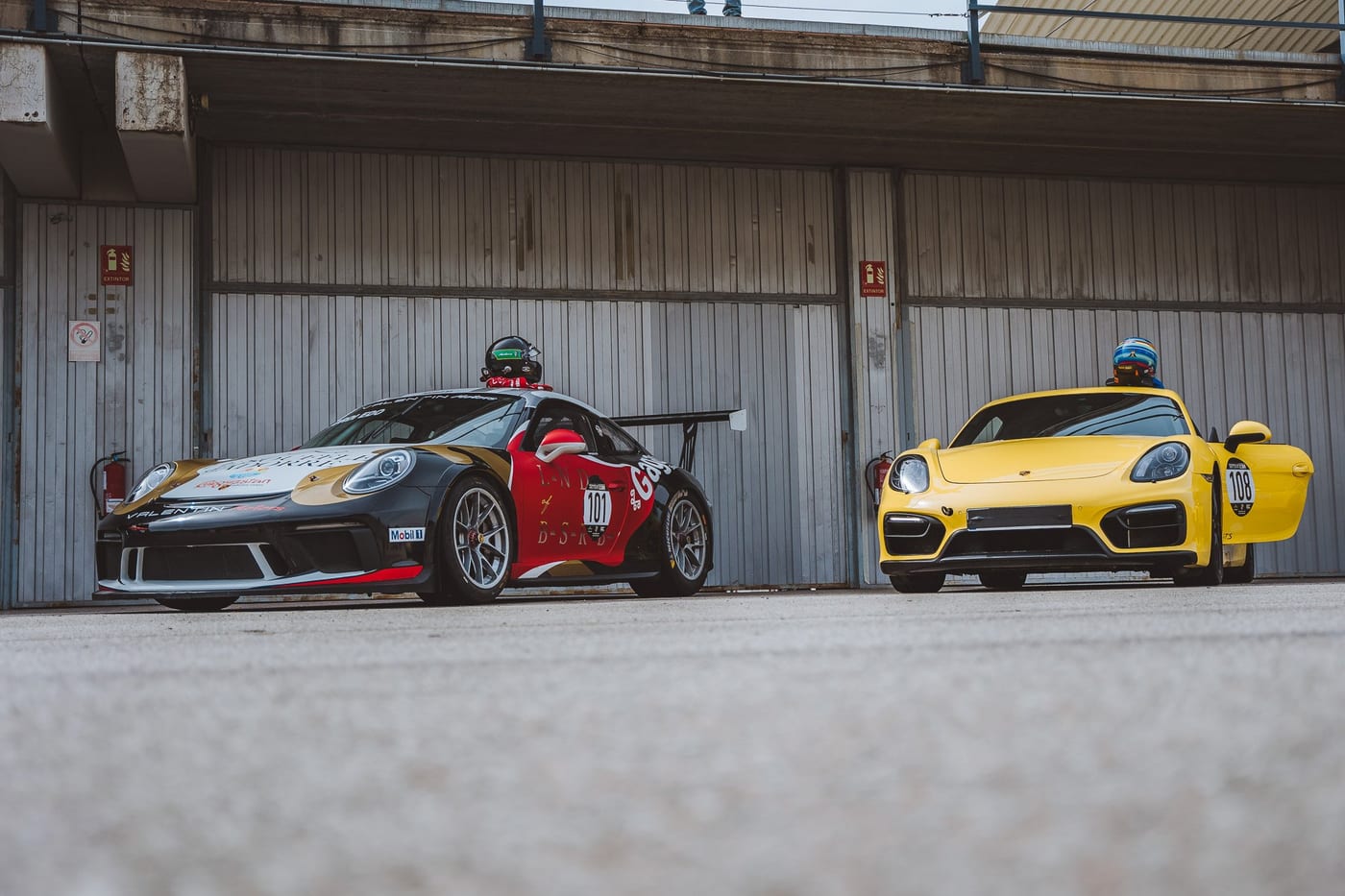 Los dos coches de Valentín Motors preparados para salir a pista