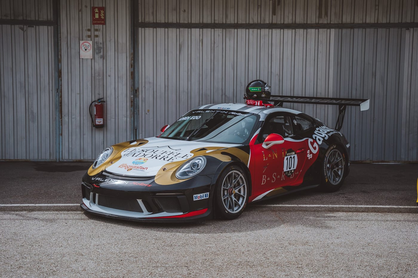 El 991 Cup de Valentín Motors con el casco sobre el techo, antes de la manga