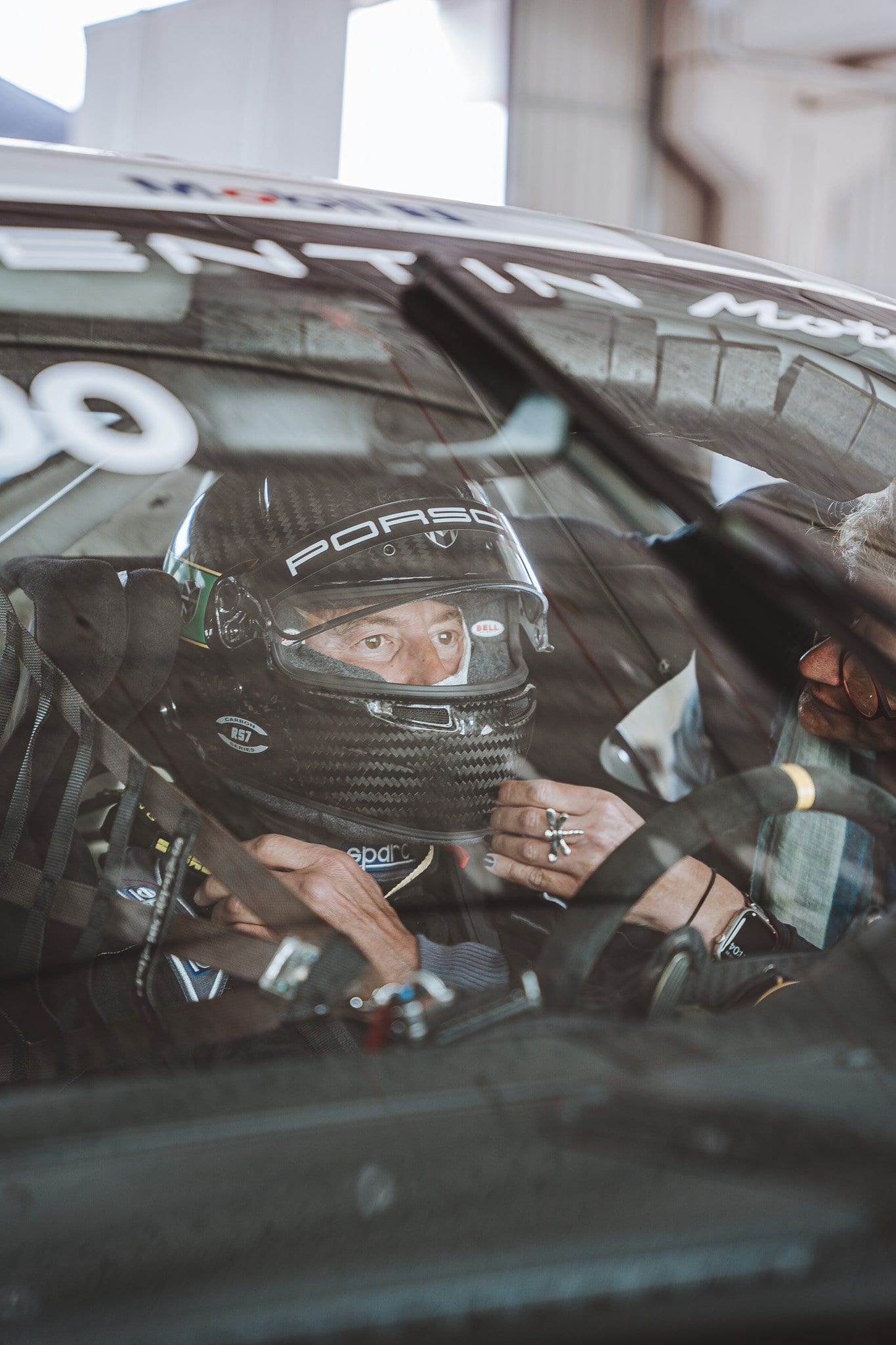 El piloto dentro del 991 Cup visto a través del parabrisas rotulado