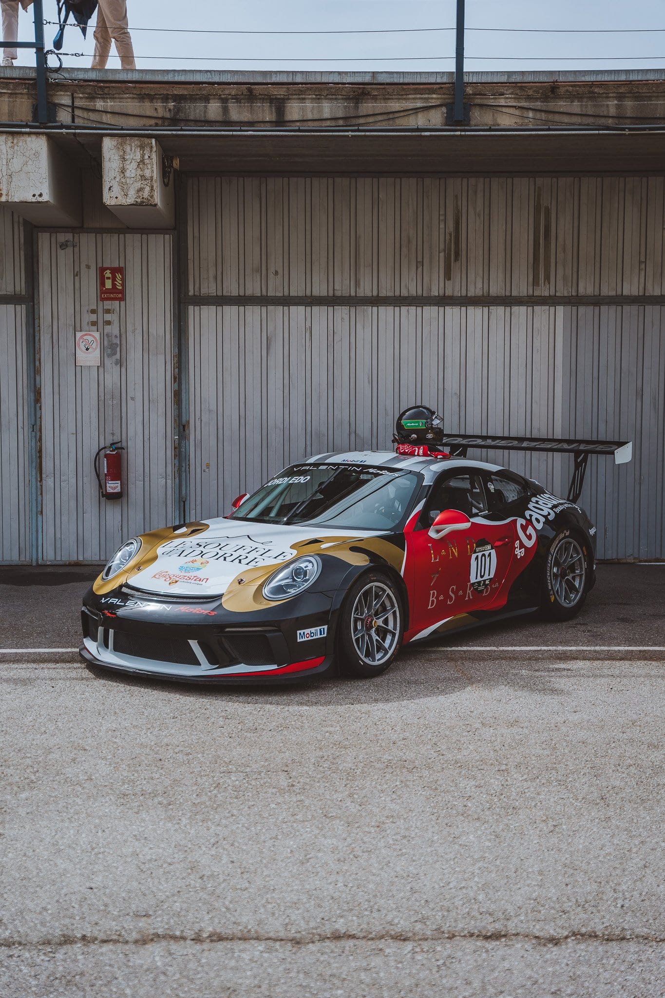 El 991 Cup número 101 de tres cuartos, delante del box