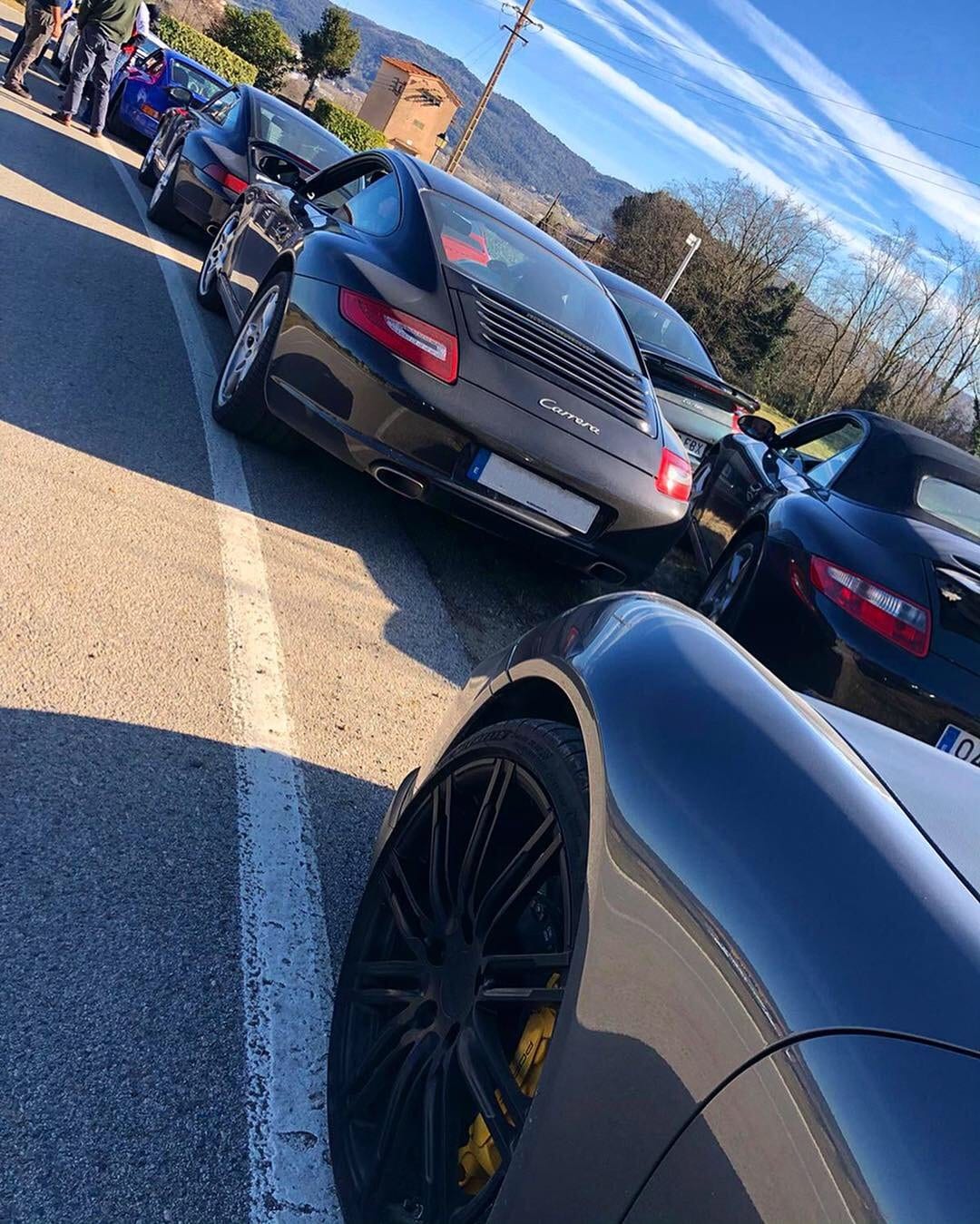 Zagues dels Porsche del IV Endurance aparcats en filera a la vora de la carretera