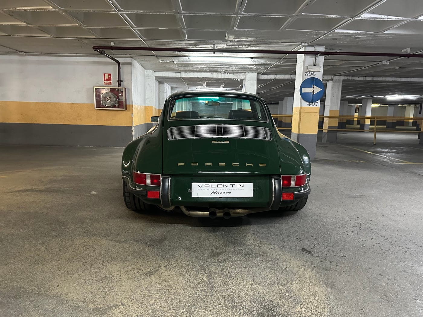 Zaga del 911 backdating verde, con la rejilla del motor y los pilotos de serie F