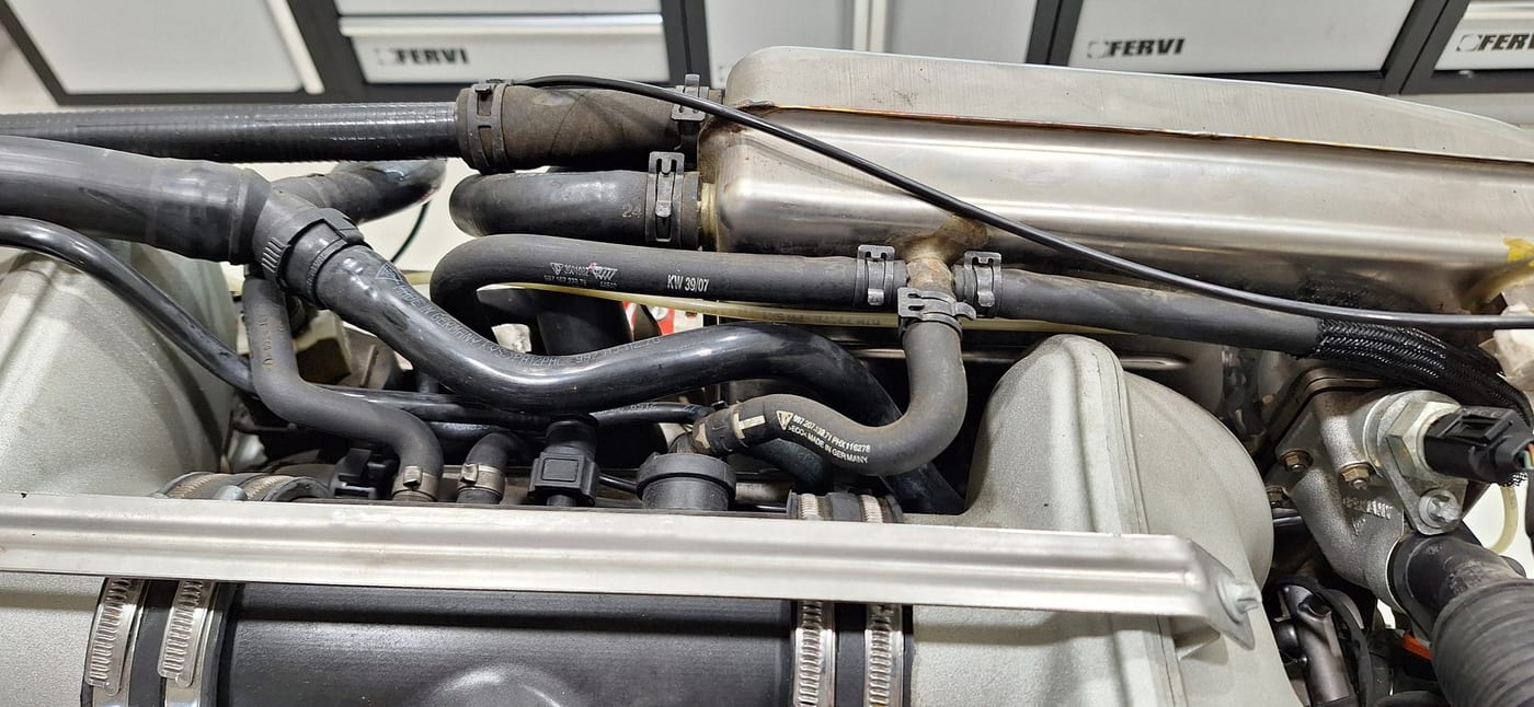 Canonades i maneguets sobre la culata del 997.1 Turbo