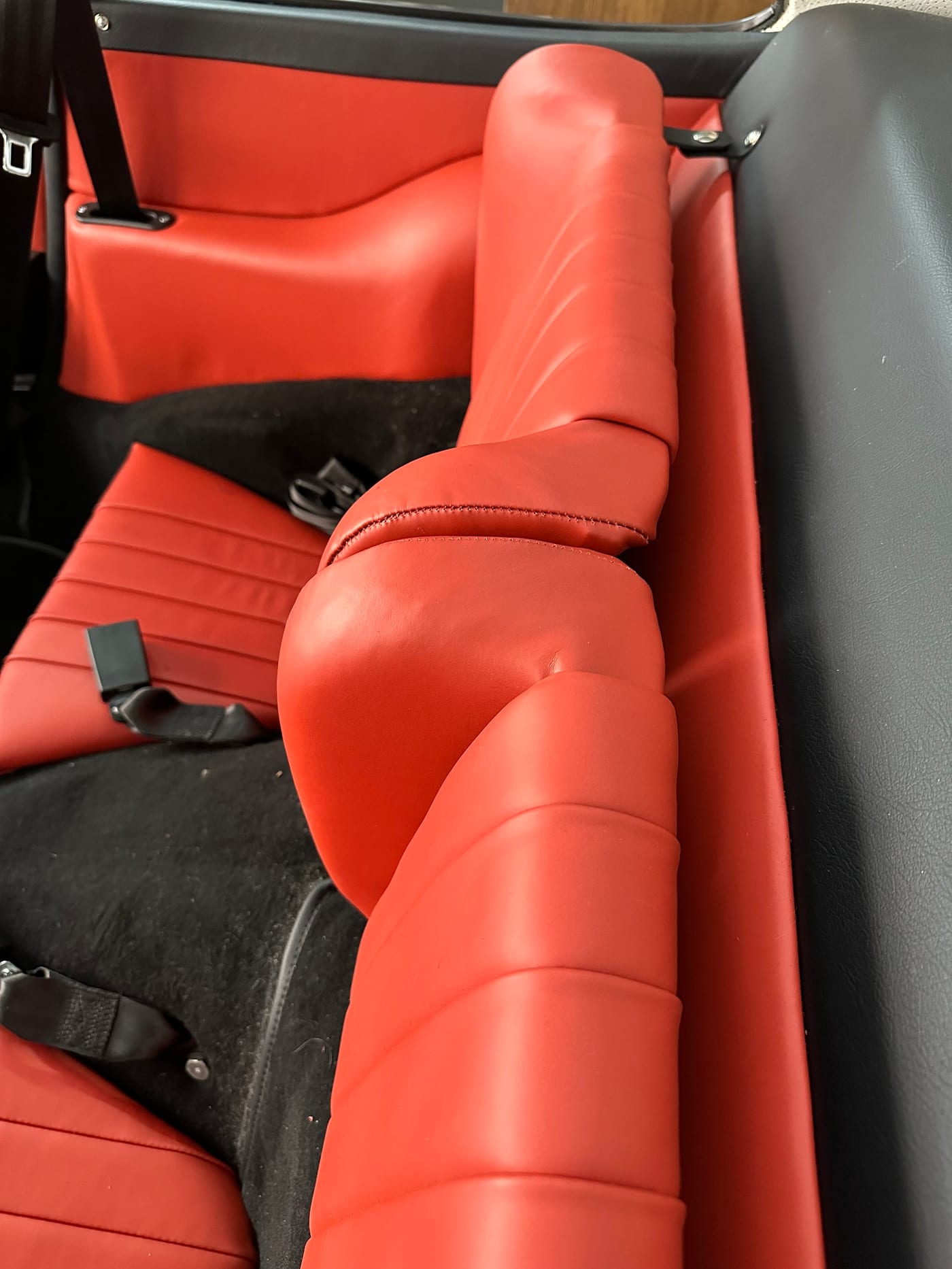 Les sièges arrière de la 930 Turbo rabattus, garnis en cuir rouge