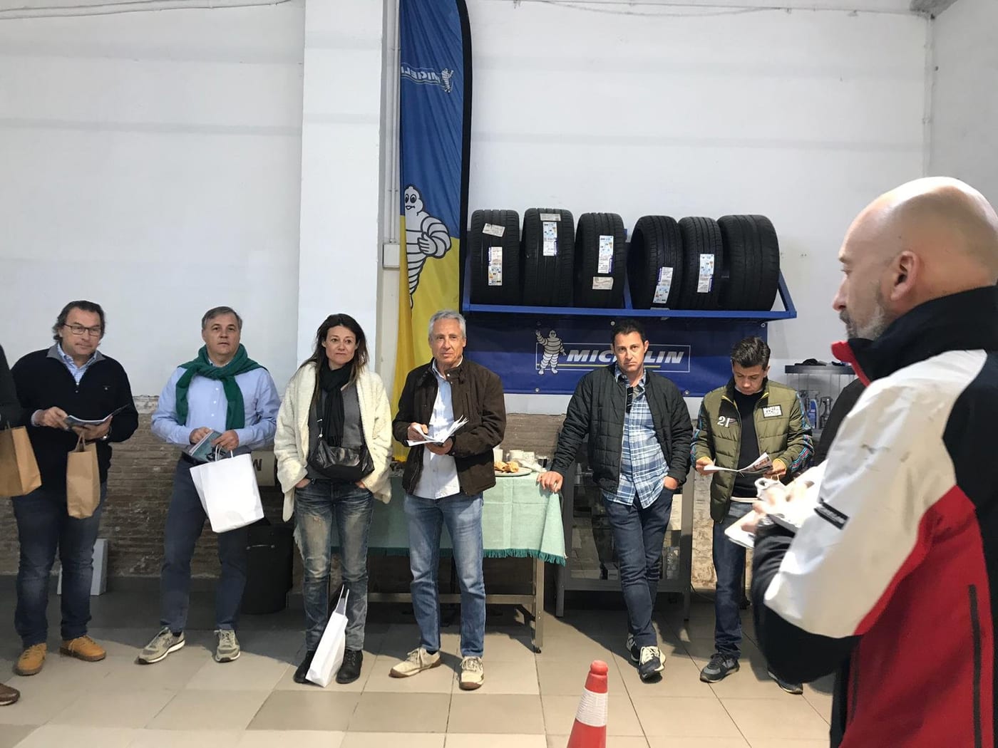 Briefing del V Endurance al taller, davant l'expositor de pneumàtics