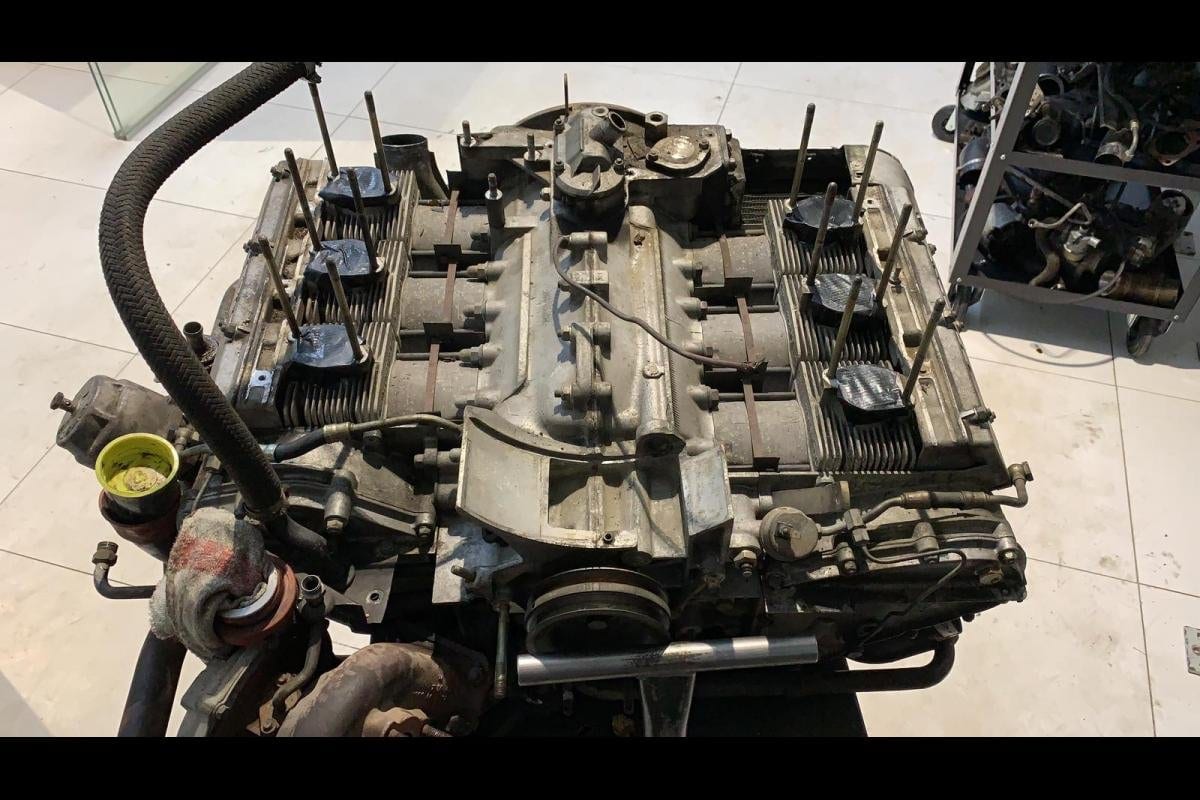 Le moteur de la 930 Turbo démonté, cylindres et tôlerie à nu