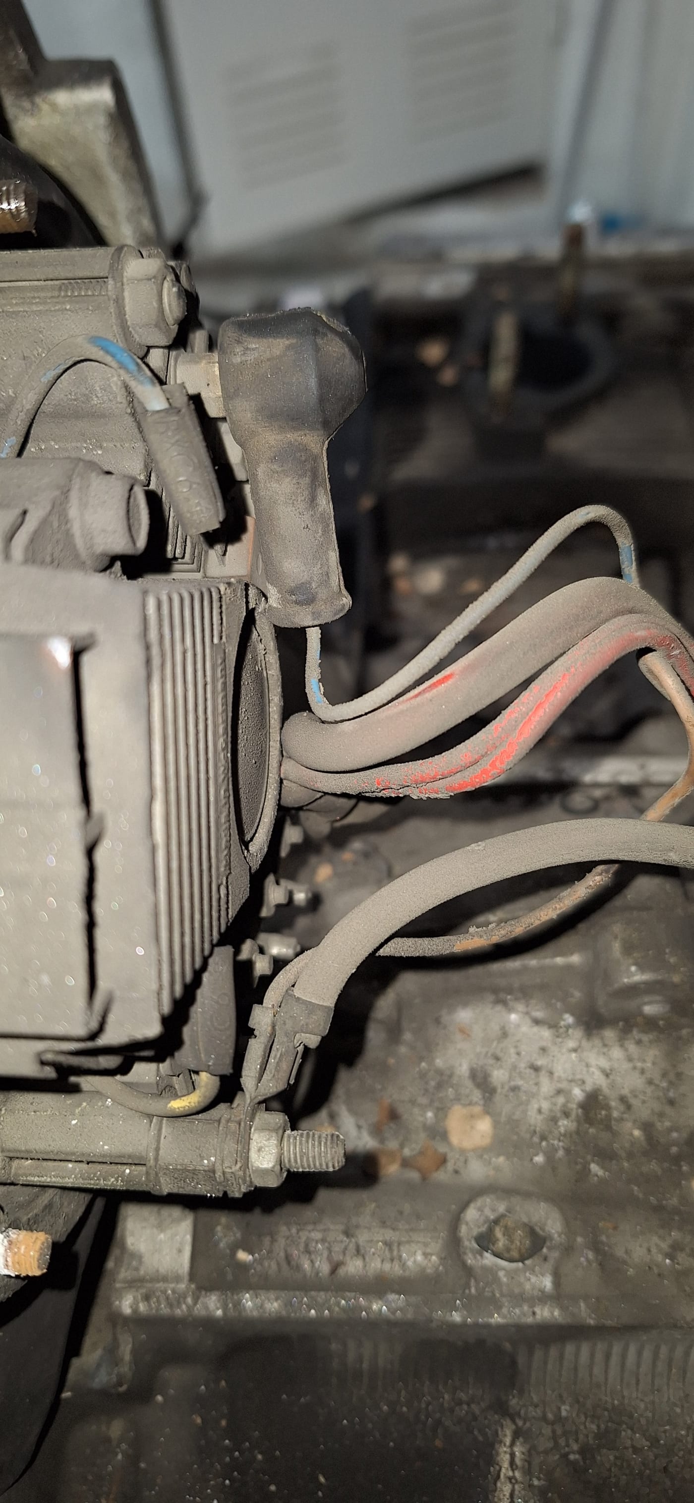 Cables de bujía y aletas de la culata del 3.2 serie G, antes de retirarlos