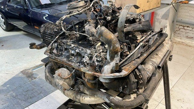 Le moteur de la 930 Turbo après l'incendie, câbles et plastiques brûlés