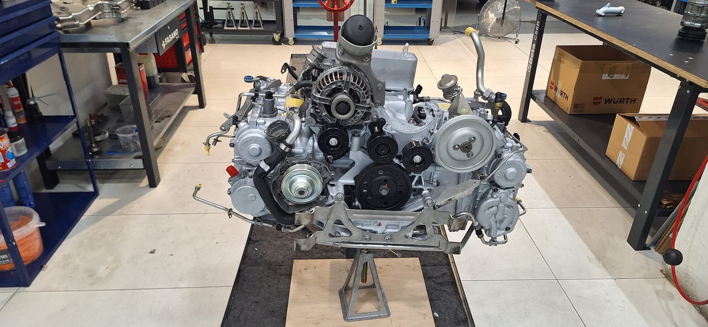 El motor del 997.1 Turbo acabat, vist de front sobre el suport