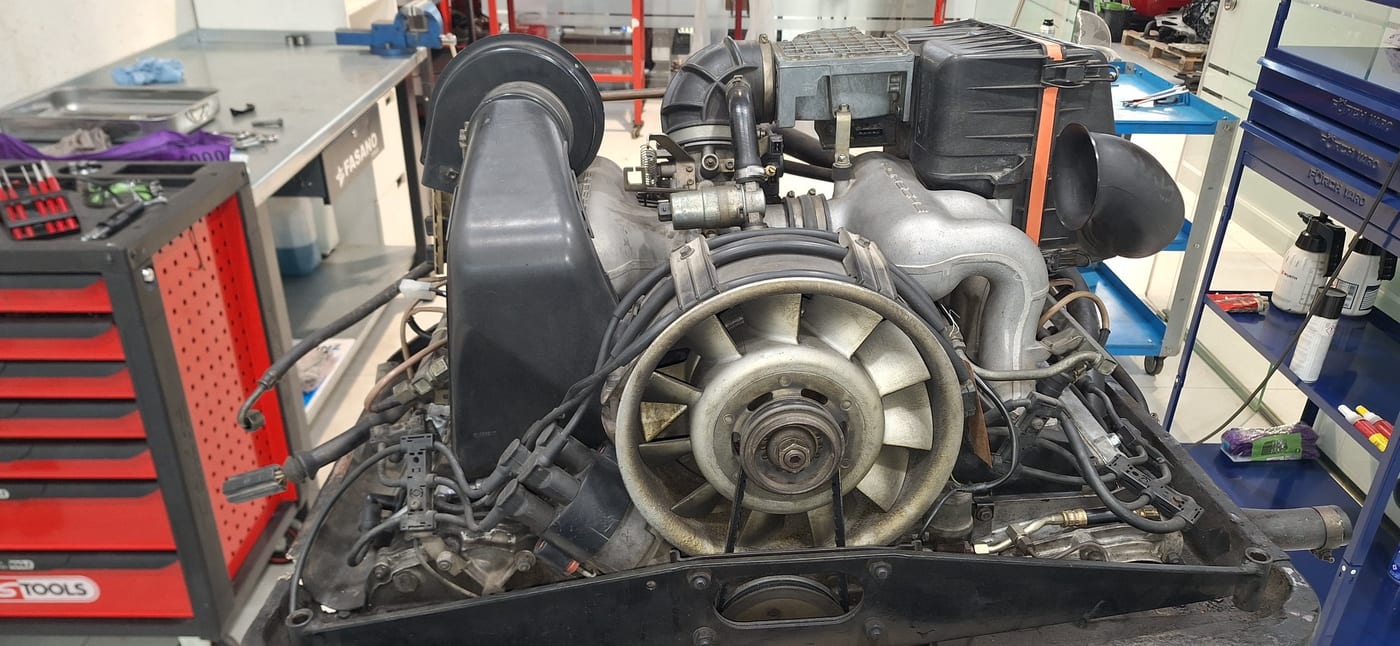 Vista frontal del 3.2 serie G con la turbina dorada y el alternador