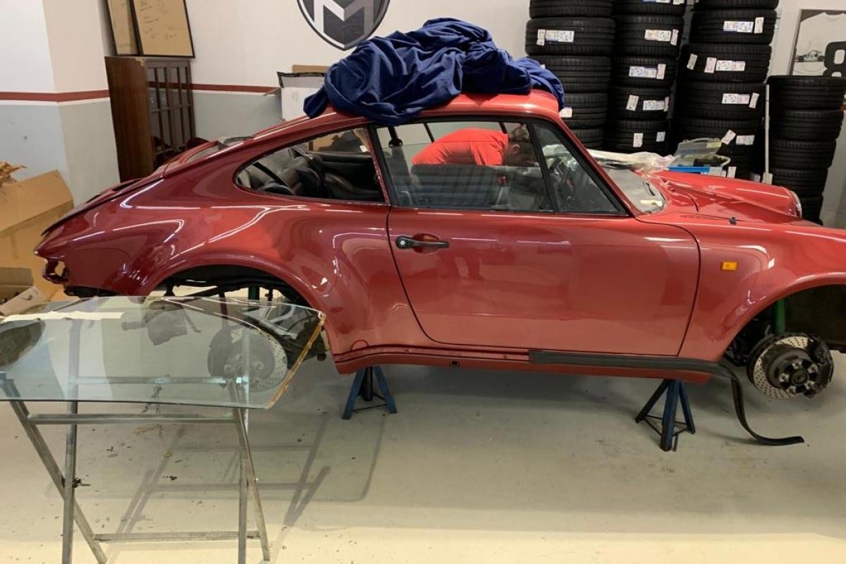 La 930 Turbo bordeaux fraîchement peinte, sur chandelles et sans vitrage