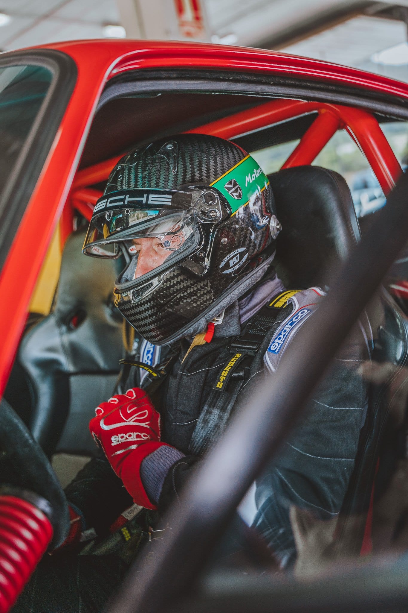 El piloto en el habitáculo del 964, con la jaula roja alrededor