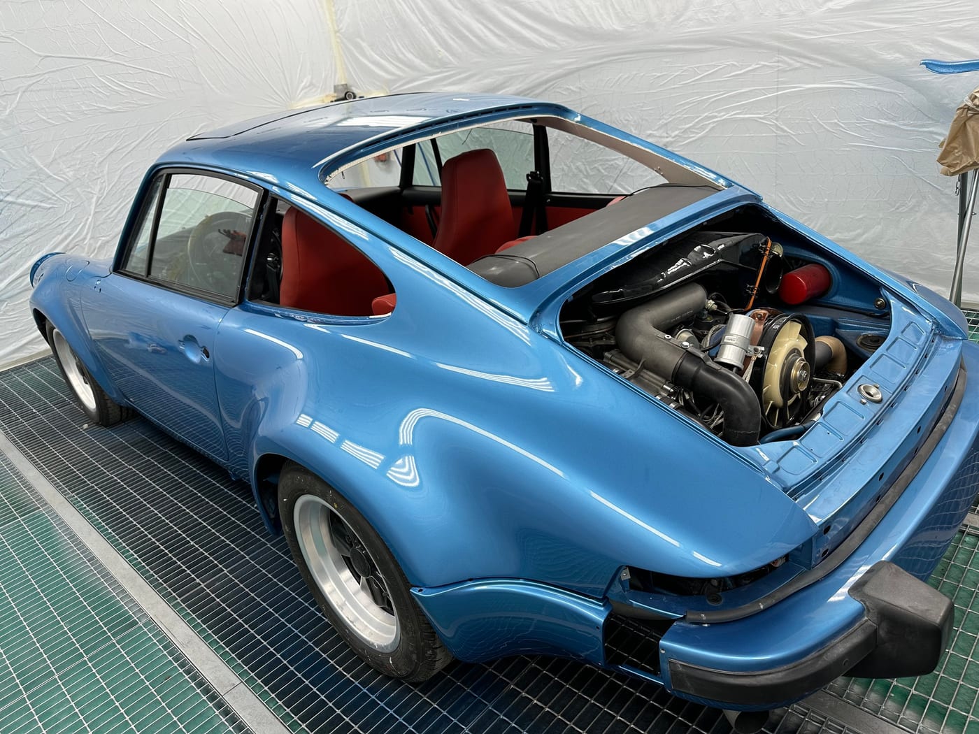 La 930 Turbo bleue, moteur installé et capot ouvert, en cabine