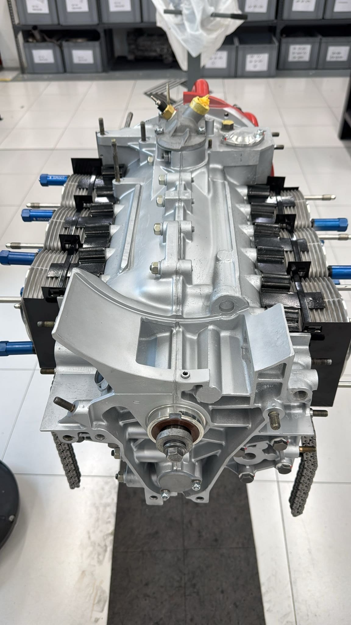 Vista frontal del motor 3.2 sèrie G en muntatge, sobre el suport