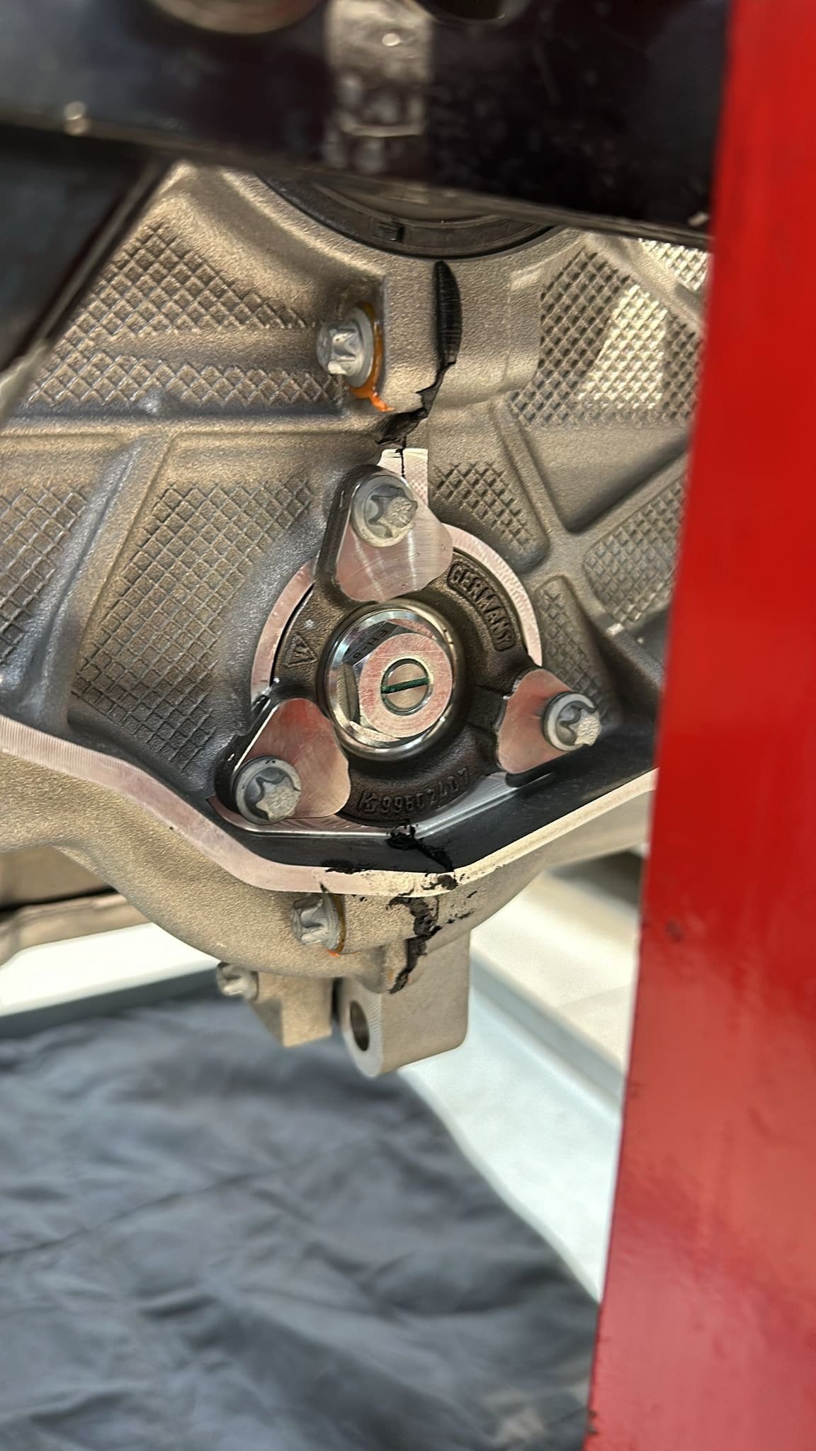 Brida del IMS con el rodamiento nuevo montado en un motor sobre el caballete