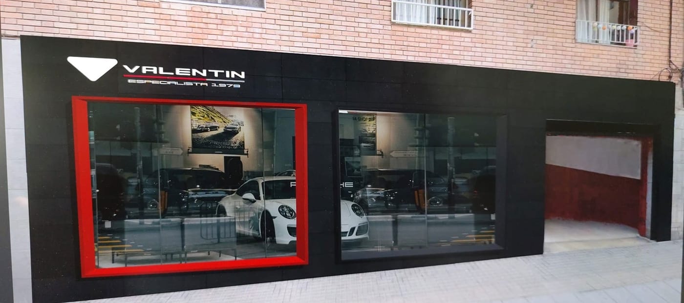 Fachada del taller de Valentín Motors en Barcelona, con un 911 en el escaparate