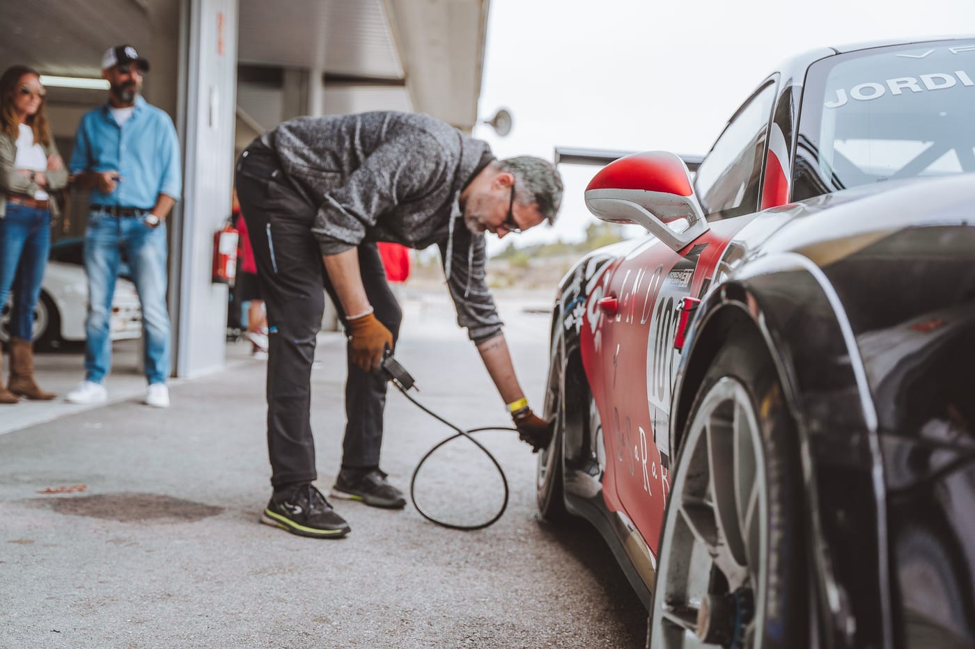 Un mecánico comprueba las presiones del 991 Cup antes de salir a pista