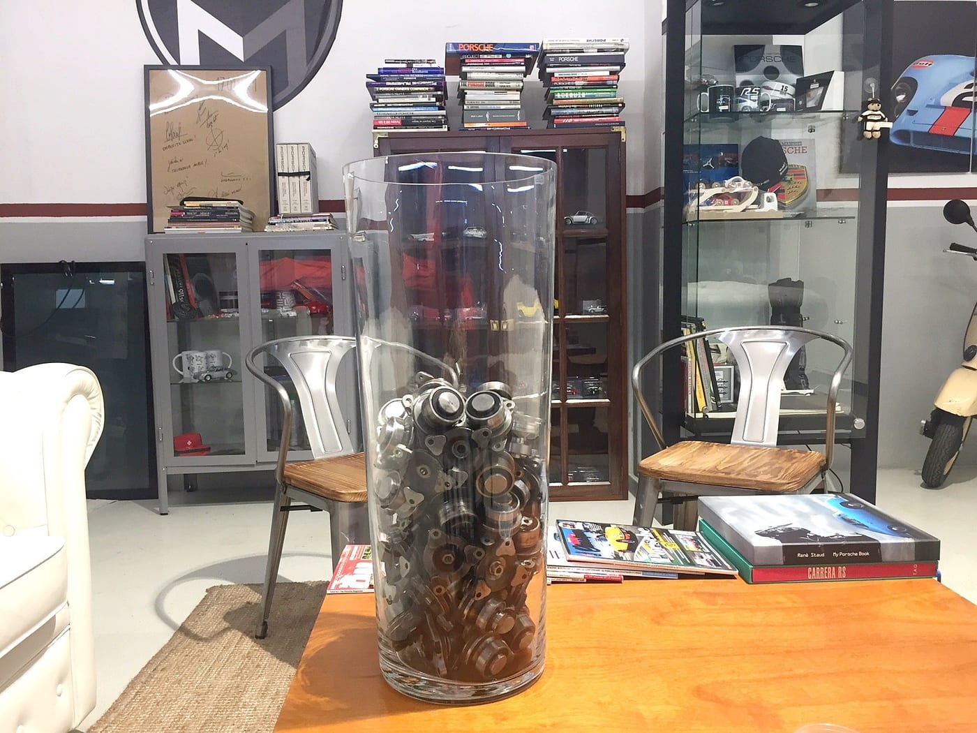 Tarro de cristal lleno de rodamientos IMS sustituidos en el taller