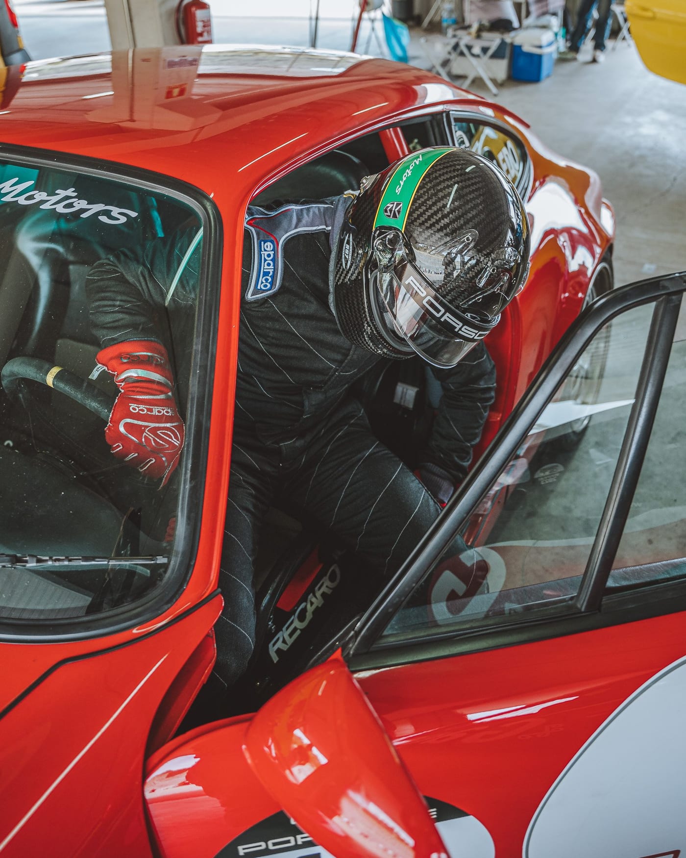 El piloto entrando en el 964 de competición antes de la última manga