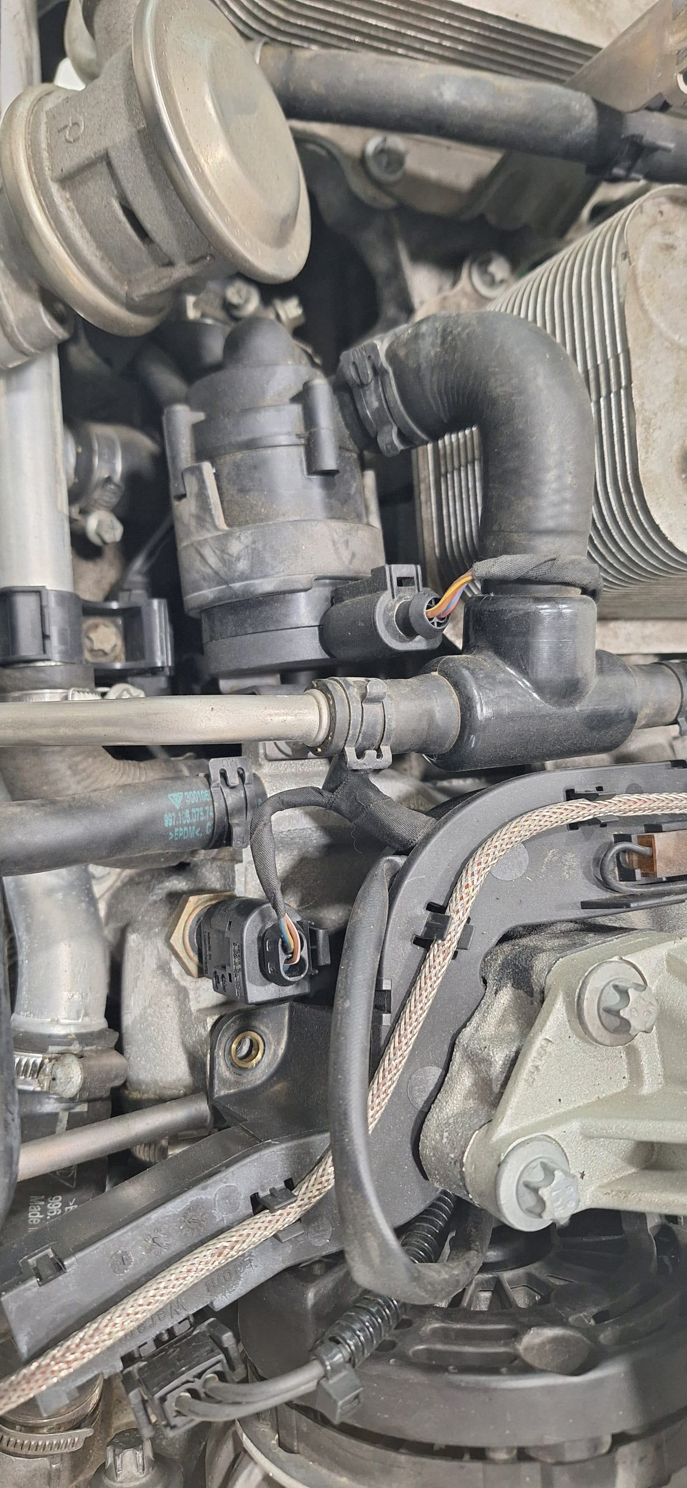 Detall del turbocompressor i els seus conductes al motor del 997.1