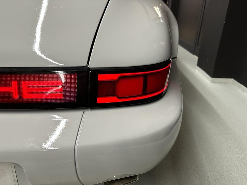 Piloto LED y letras PORSCHE iluminadas en la esquina trasera del 964 blanco