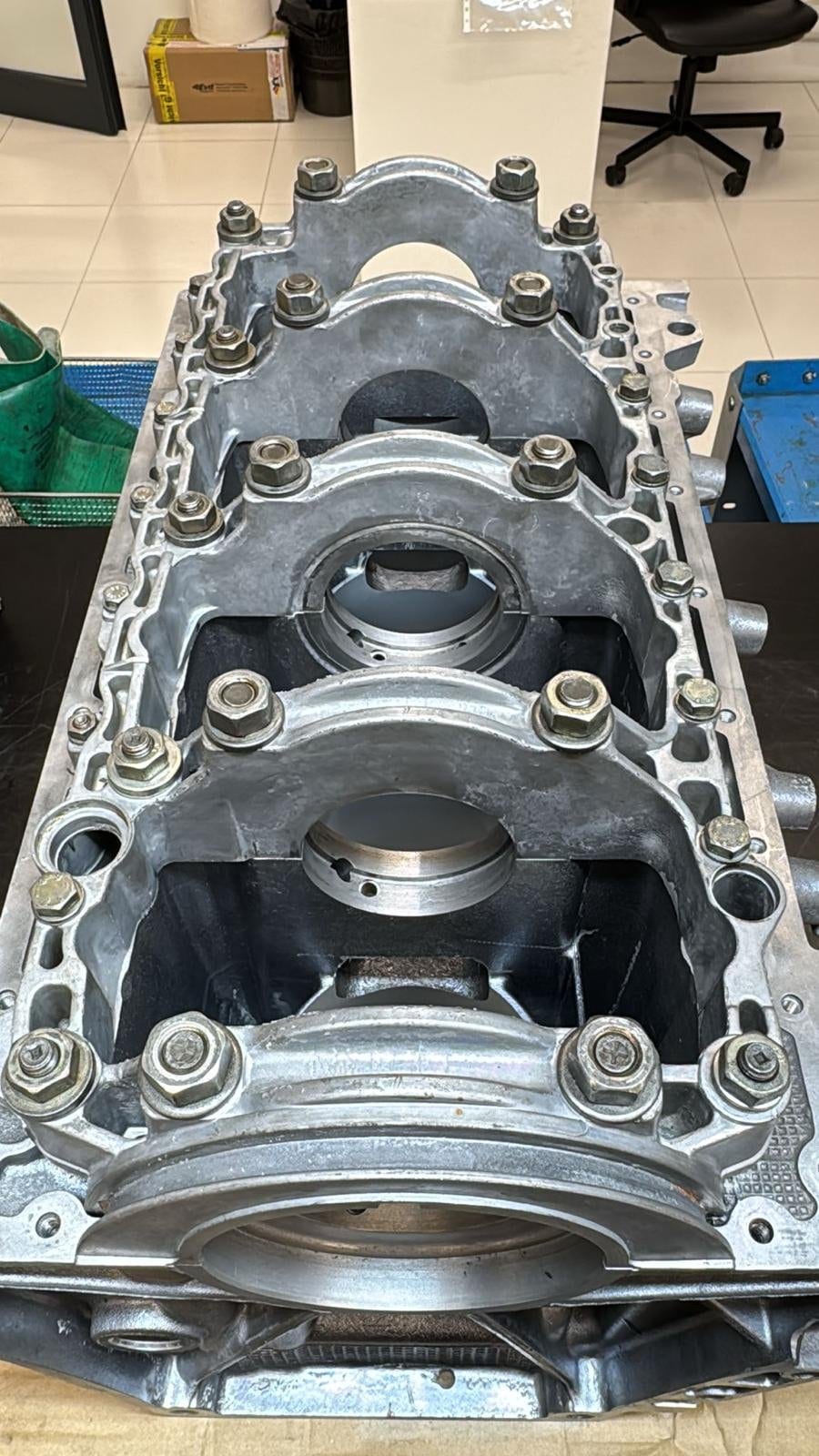 Bloque del motor del 968 abierto, con los cilindros y los cojinetes a la vista