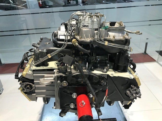 Motor bóxer con la bomba de inyección y el escape montados, listo para instalar