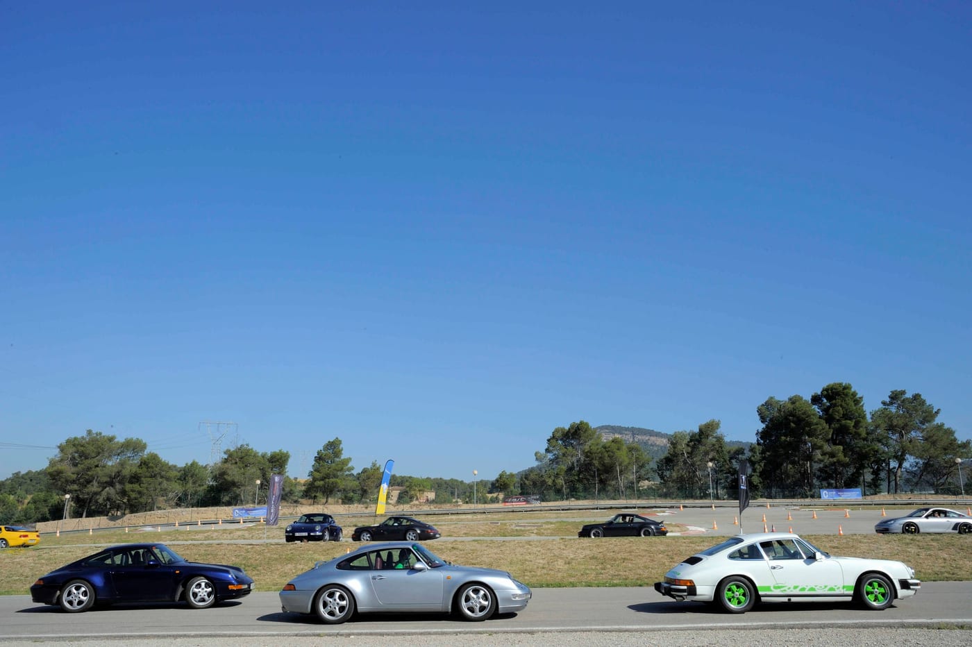 Diversos Porsche en pista a Castellolí, amb un 993 plata i un 911 verd menta