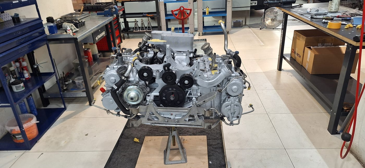 El motor del 997.1 Turbo amb l'admissió provisional col·locada durant el muntatge