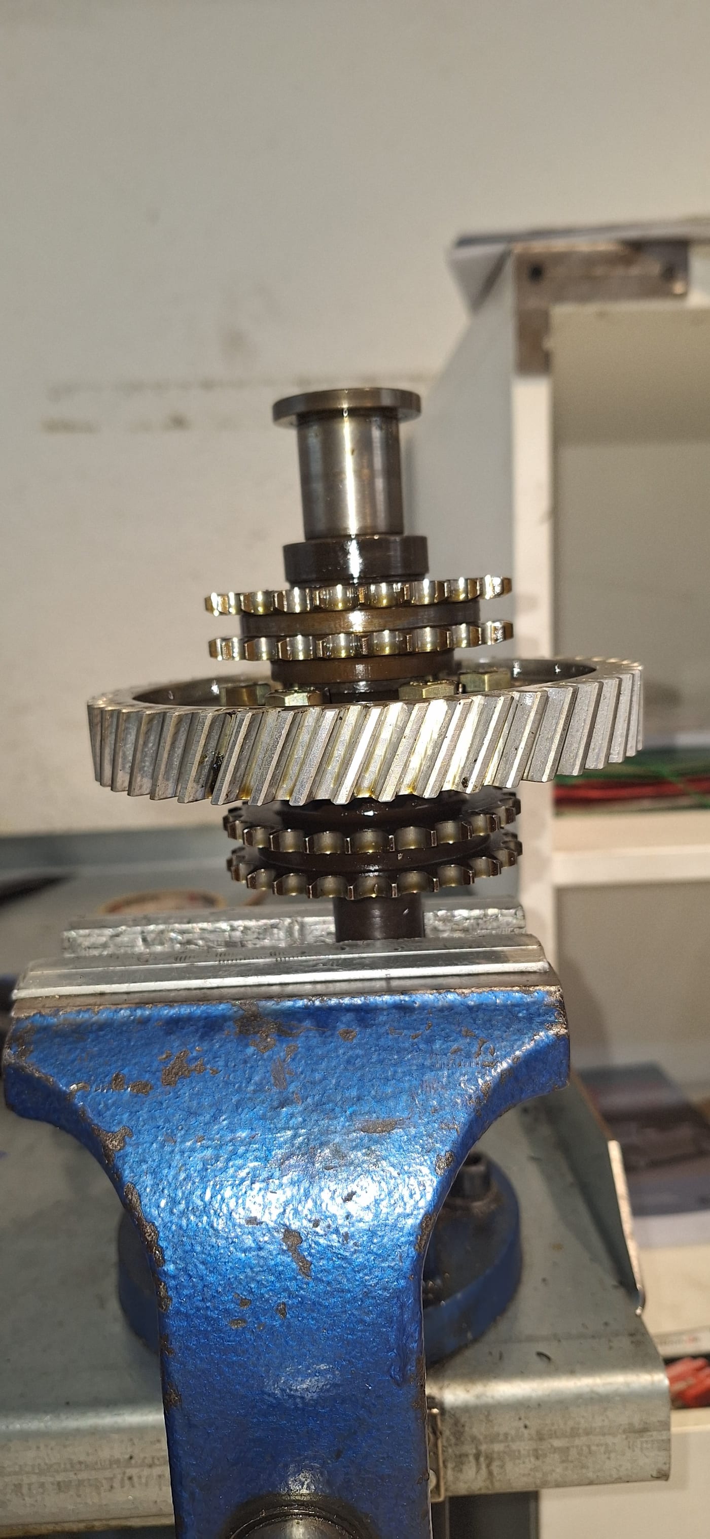 Extracción de los piñones del árbol intermedio del 3.2 serie G en el tornillo de banco